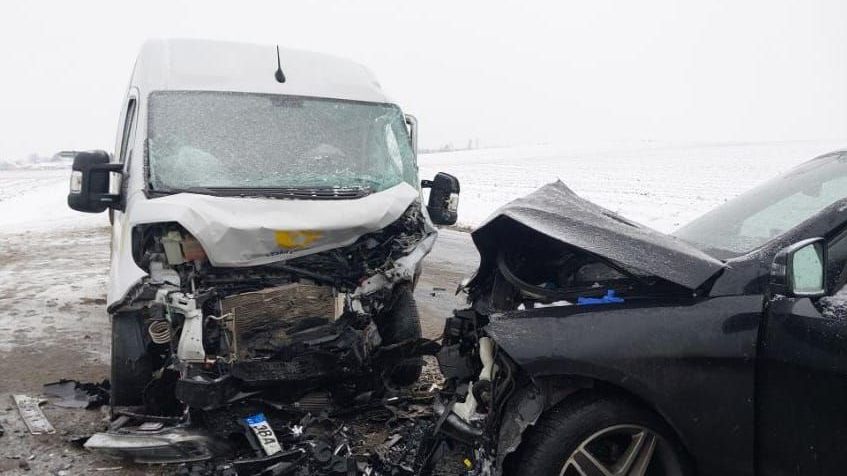 Sněžení komplikuje dopravu. Na Vysočině mají problémy kamiony i autobusy